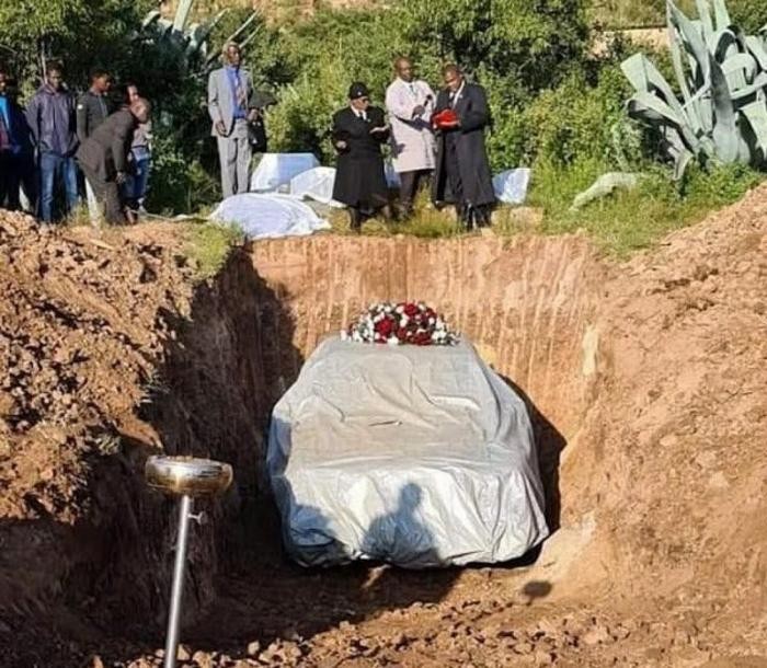 Африканского политика похоронили в любимом Мерседесе (9 фото)