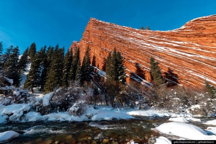 Красные скалы посреди снега (15 фото)