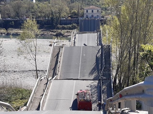 На Севере Италии рухнул мост (11 фото)