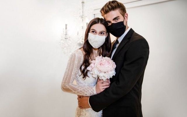 "Модные" свадьбы во время пандемии коронавируса (15 фото)