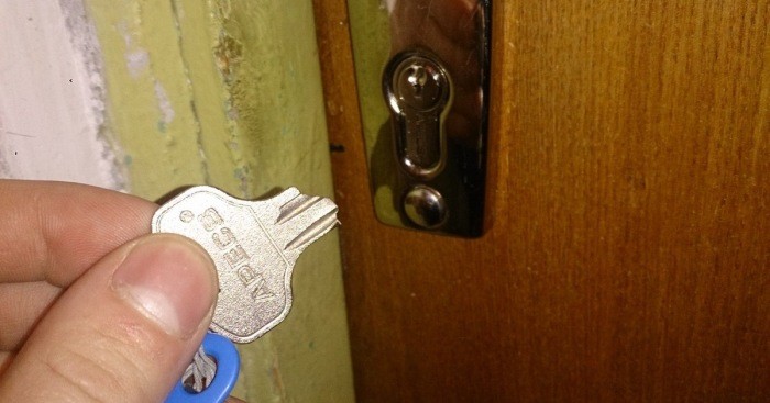 Простые способы извлечь сломанный ключ из замка (5 фото)
