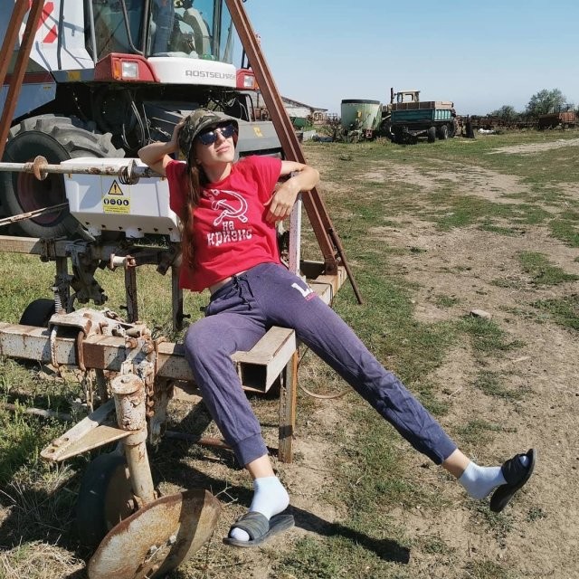 Девушка-трактористка, которая не стесняется своей профессии (11 фото)