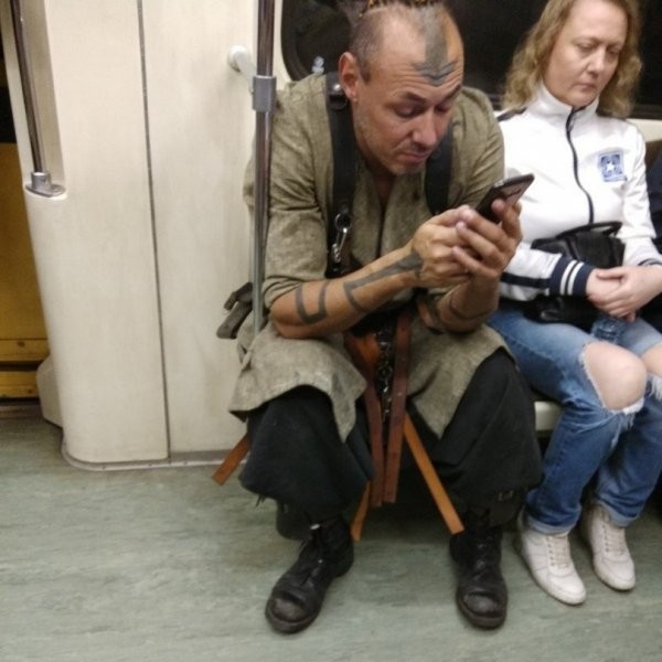 Модники и чудаки из метро (28 фото)