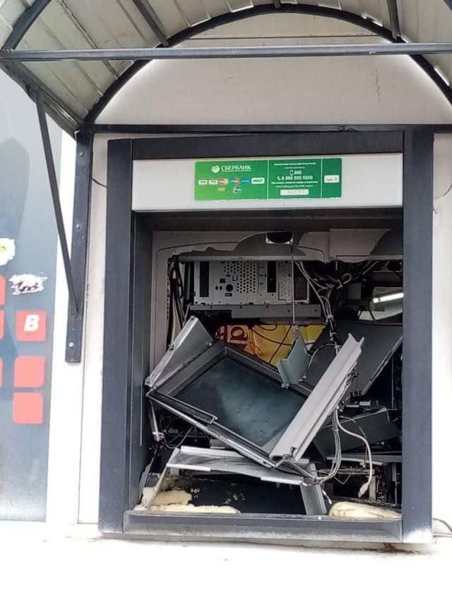 Спокойно вошел, взорвал банкомат, забрал деньги и вышел (3 фото)