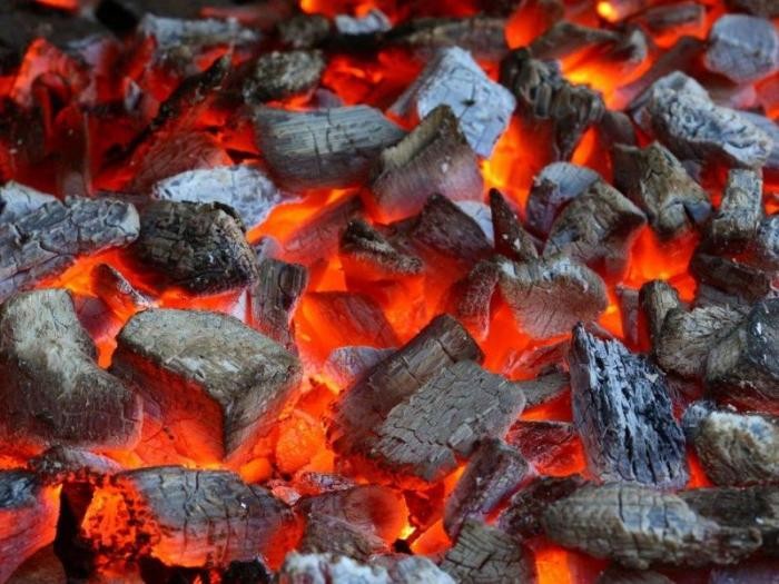 Простой метод розжига углей в мангале (5 фото)