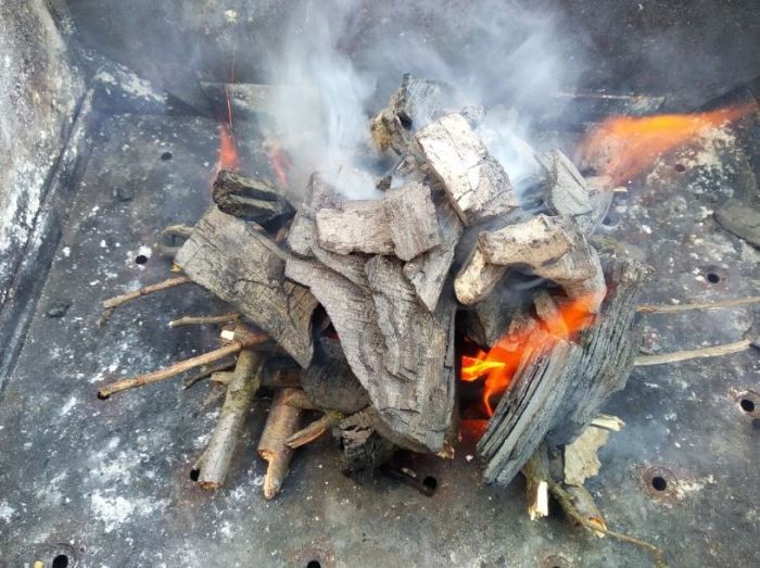 Простой метод розжига углей в мангале (5 фото)