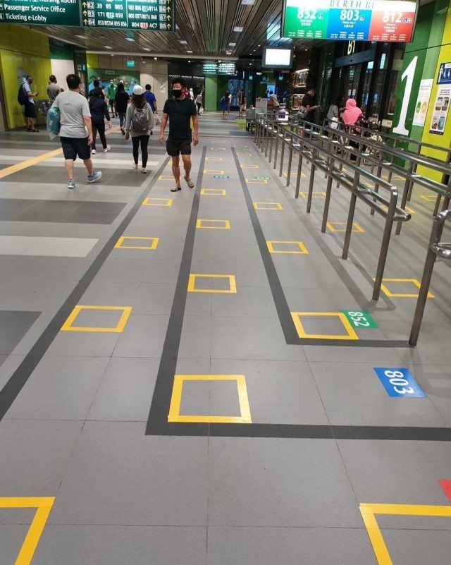 В Сингапуре с помощью клейкой ленты помогают людям (27 фото)