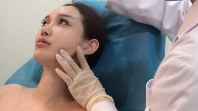 Девушка, которая пережила 101 операцию ради внешности мечты (10 фото)