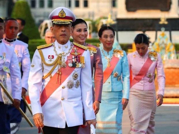 Король Таиланда проводит карантин в отеле вместе с гаремом (12 фото)