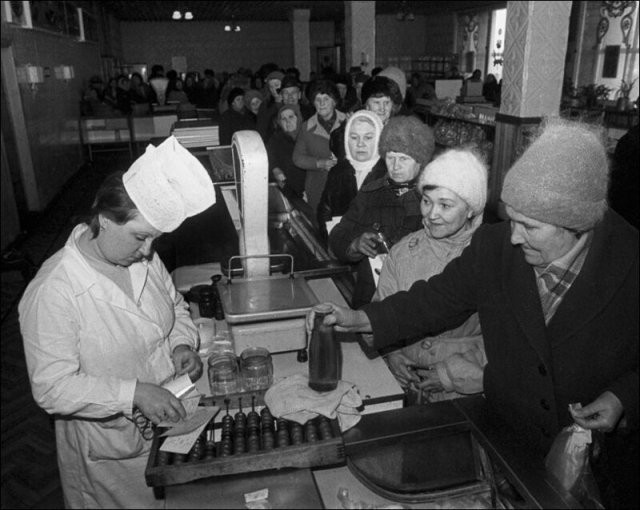Товарный дефицит в СССР: как это было (15 фото)