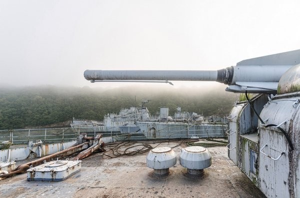 Кладбище военных кораблей во Франции в объективе фотографа (23 фото)