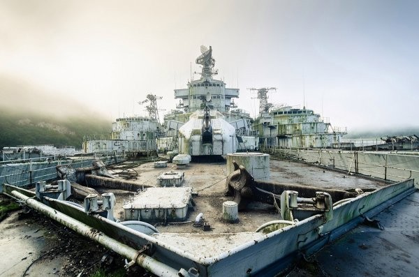 Кладбище военных кораблей во Франции в объективе фотографа (23 фото)