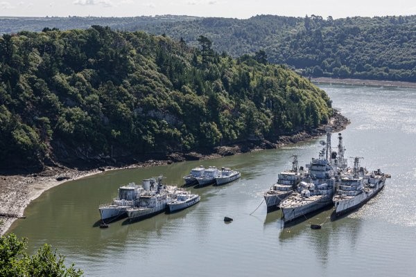 Кладбище военных кораблей во Франции в объективе фотографа (23 фото)