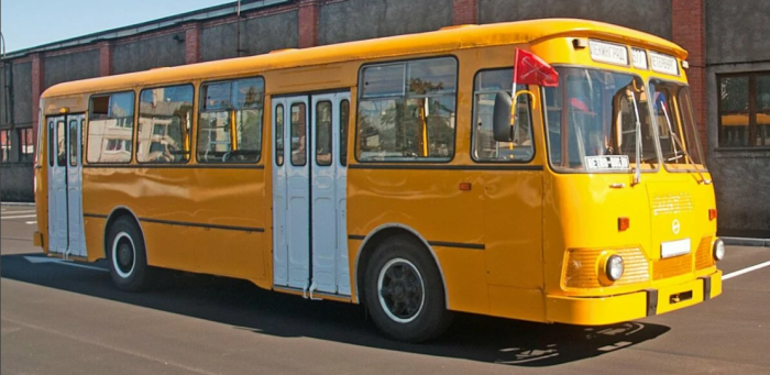 Почему в СССР городские автобусы красили в «охру» (8 фото)