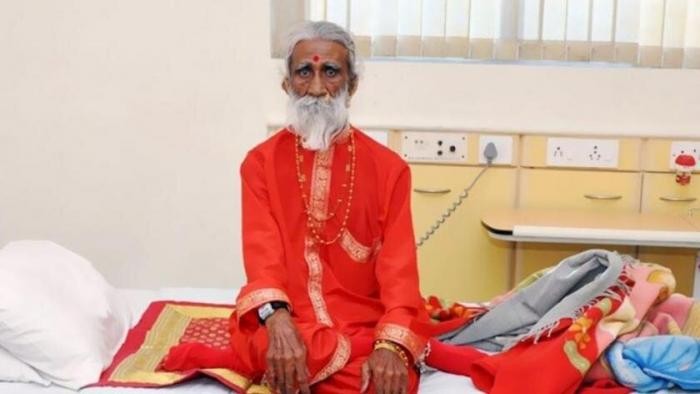 В Индии скончался йог, который не пил и не ел 80 лет (3 фото)