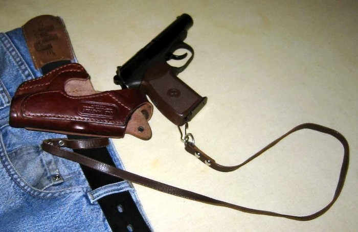 Зачем полицейские привязывают пистолет к кобуре (5 фото)