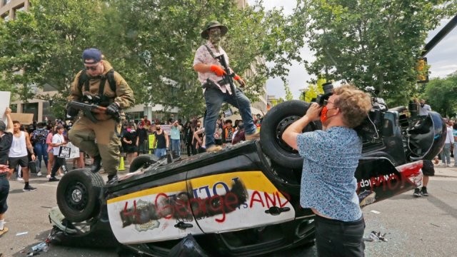 В Солт-Лейк-Сити вооруженные митингующие переворачивают машины (4 фото)