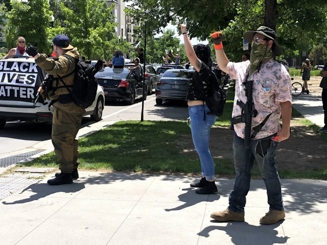 В Солт-Лейк-Сити вооруженные митингующие переворачивают машины (4 фото)