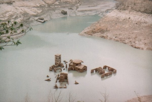 Собираются осушить озеро,чтобы показать средневековую деревню (7 фото)