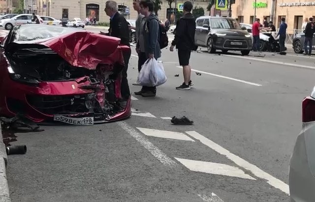 В центре Петербурга в аварию попали Ferrari и VW Polo (7 фото)