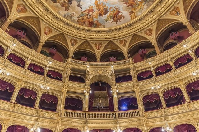 Потрясающие интерьеры оперных театров (7 фото)