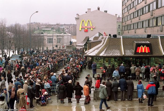 Прогулка по Москве 1990 года (32 фото)