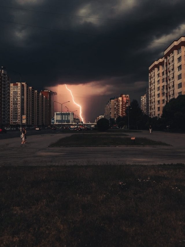 Сильнейшая гроза затопила Петербург (8 фото)