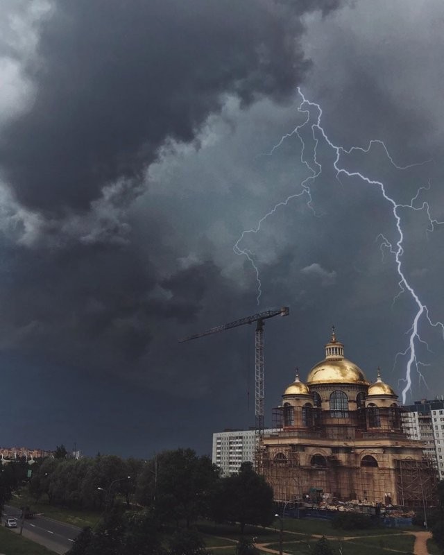 Сильнейшая гроза затопила Петербург (8 фото)
