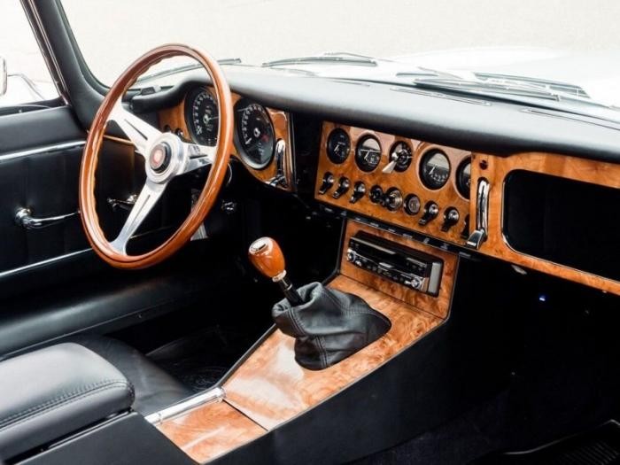 Рестомод Джеймс Бонда: Jaguar XKE 1964 года с двигателем Ford V8 (30