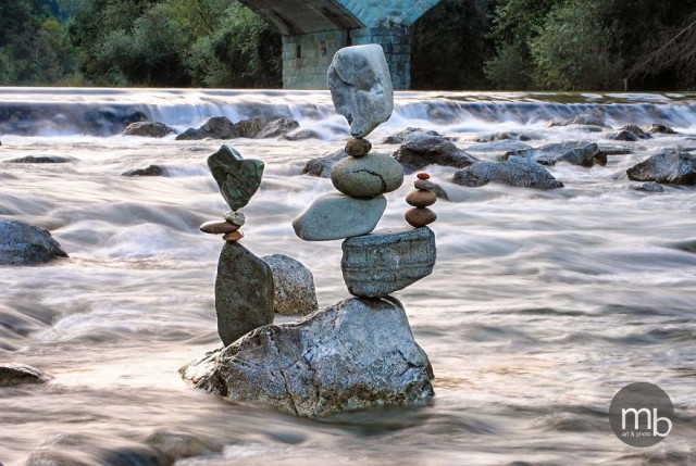 Скульптуры с балансирующими камнями Михи Брыновеца (36 фото)