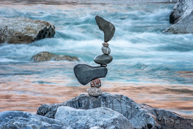 Скульптуры с балансирующими камнями Михи Брыновеца (36 фото)