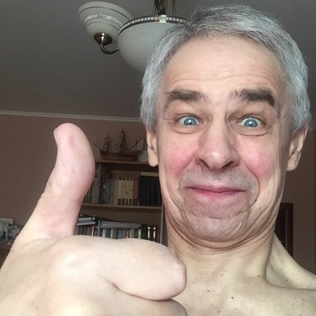 69-летний репетитор Николай Милованов стал звездой Сети (10 фото)