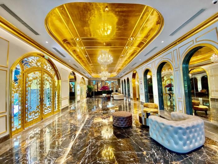 Как выглядит первый в мире отель из золота (15 фото)