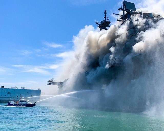На военно-морской базе в Сан-Диего загорелся корабль (8 фото)