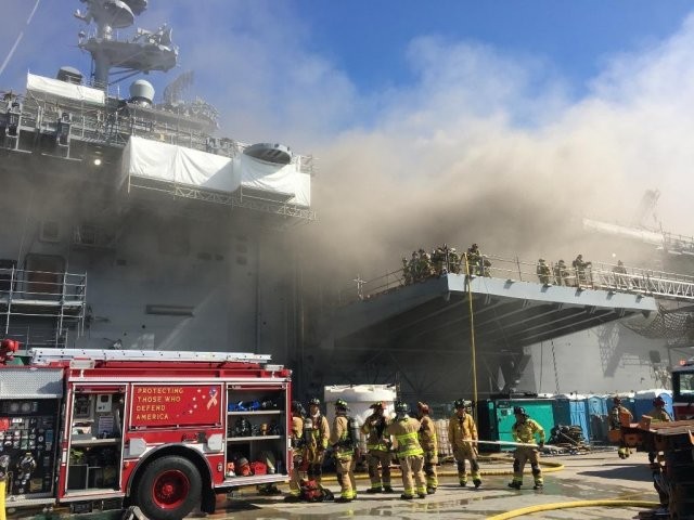 На военно-морской базе в Сан-Диего загорелся корабль (8 фото)