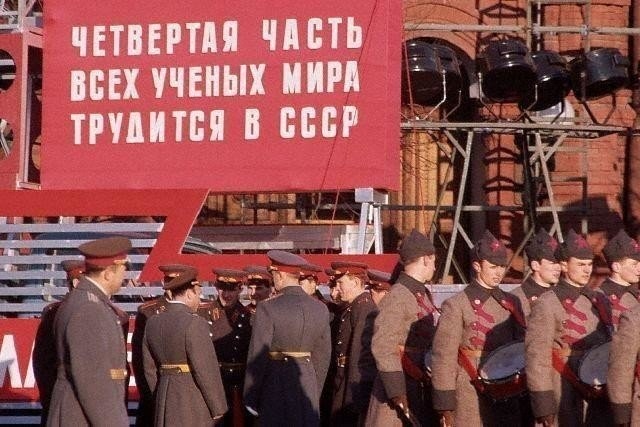 Агитационные плакаты и вывески времен СССР (15 фото)