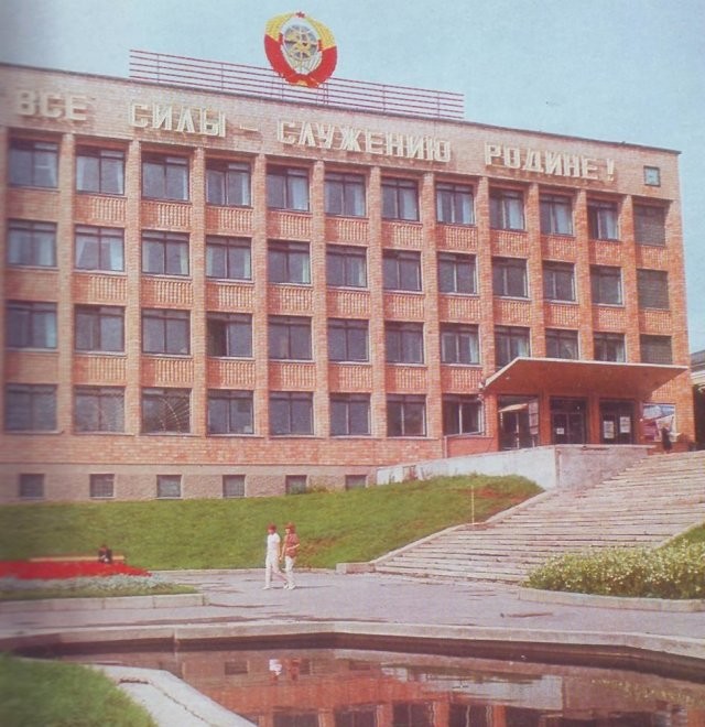 Агитационные плакаты и вывески времен СССР (15 фото)