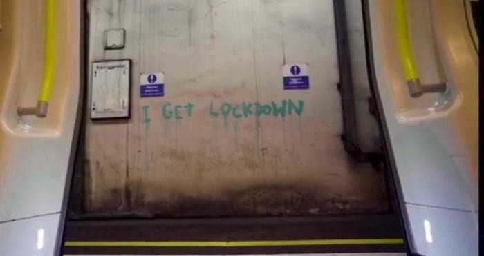Бэнкси нарисовал новое граффити в лондонском метро (3 фото)