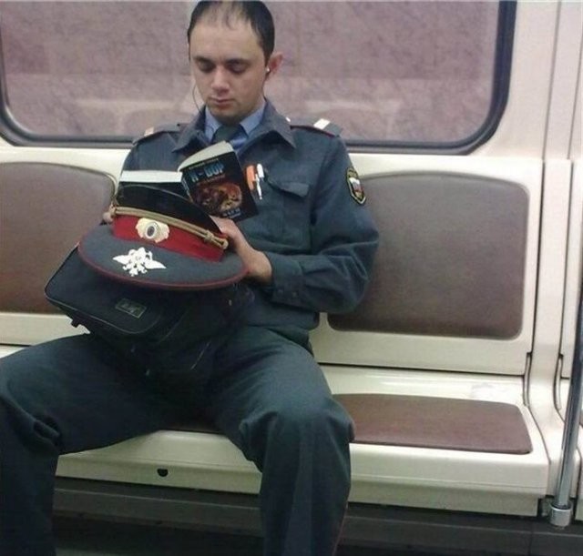 Безумные вещи, которые люди читают в общественном транспорте (13 фото)