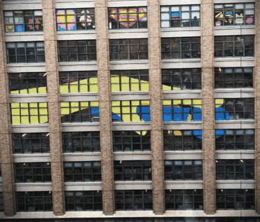 Битва стикеров между двумя офисными зданиями (12 фото)
