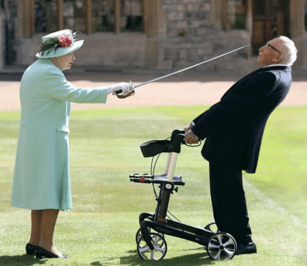 Королева Елизавета II посвятила в рыцари 99-летнего ветерана (13 фото)