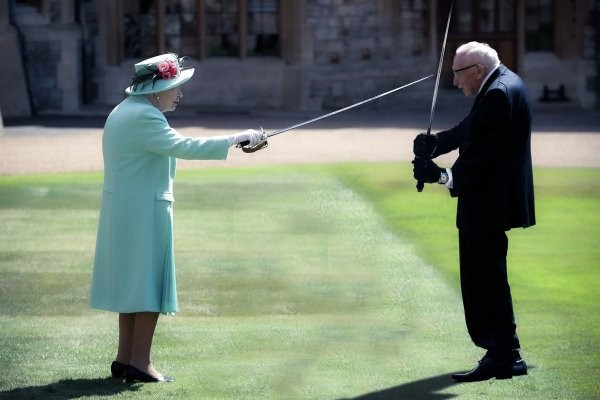 Королева Елизавета II посвятила в рыцари 99-летнего ветерана (13 фото)