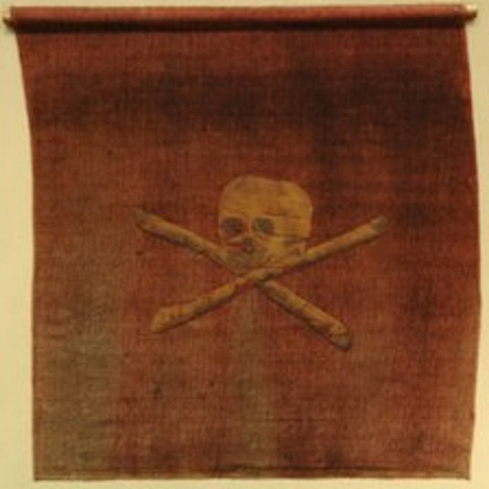 Что изображали пираты на своих флагах (9 фото)