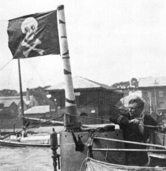 Что изображали пираты на своих флагах (9 фото)