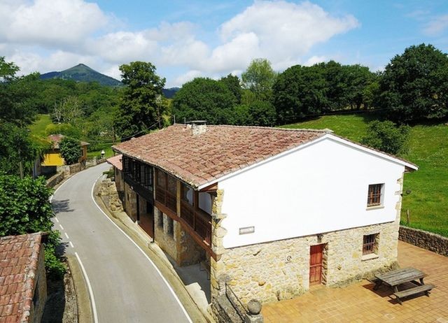 В Испании выставили на продажу целую деревню по низкой цене (5 фото)