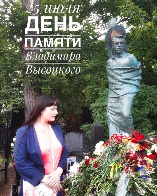 Родственники заменили памятник на могиле Владимира Высоцкого (5 фото)