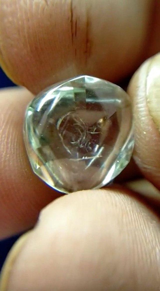 Шахтер из Индии нашел огромный алмаз и разбогател (3 фото)