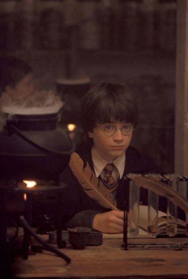 Гарри Поттеру - 40 лет! Мальчик, который выжил и популярным (10 фото)