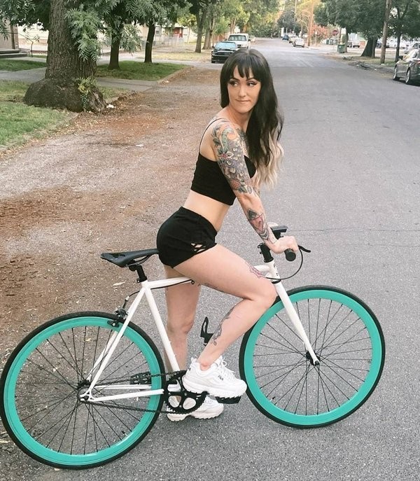Девушки на велосипедах (27 фото)