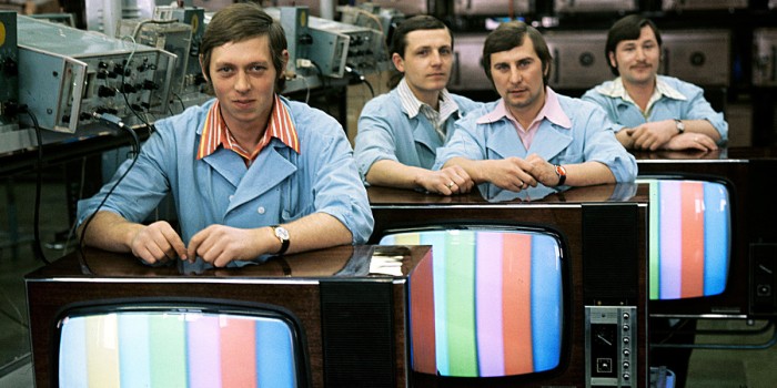 Почему в советских телевизорах корпус был деревянным (7 фото)